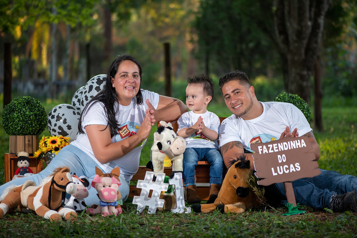 criança cantando parabéns