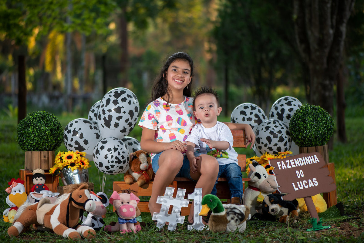 criança com a prima em Itanhandu