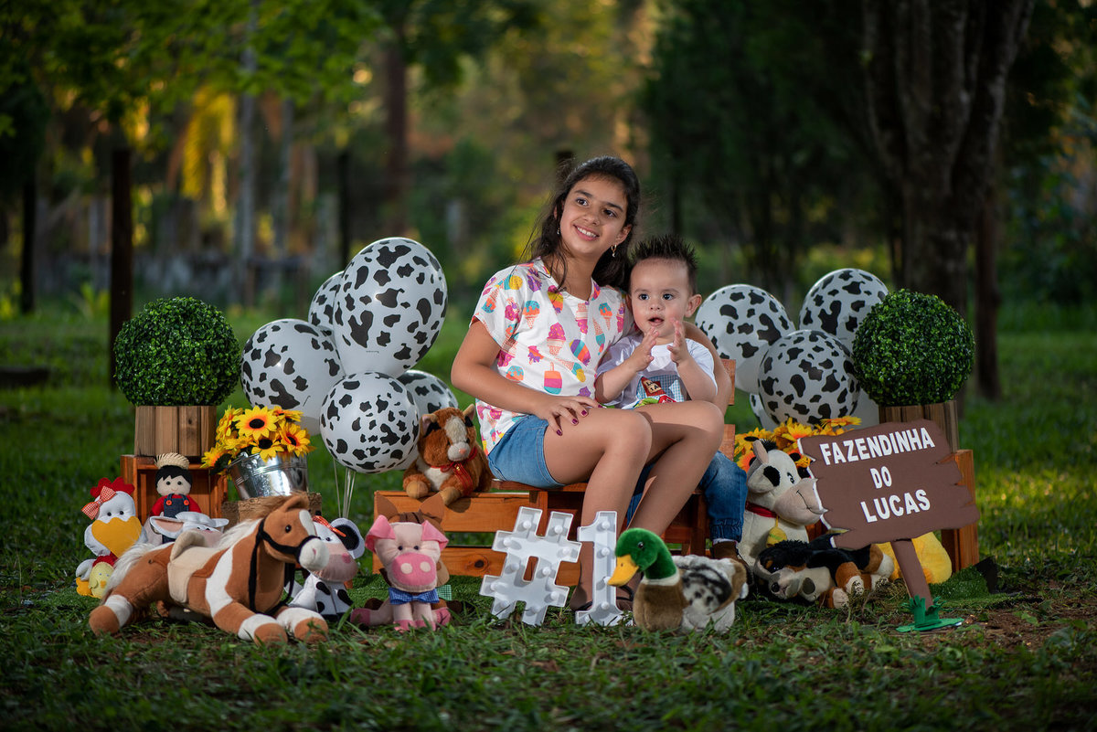 criança com a prima em Itanhandu feliz