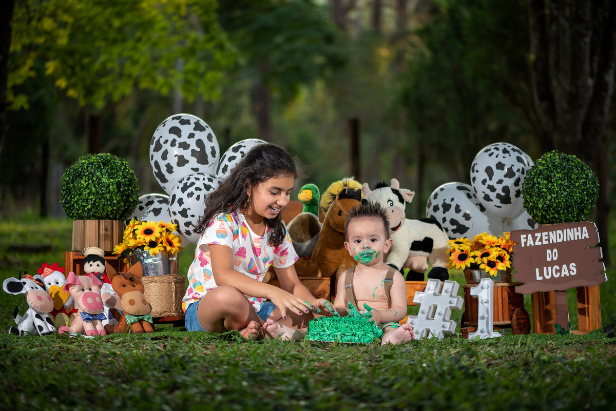criança com bolo e prima em Itanhandu