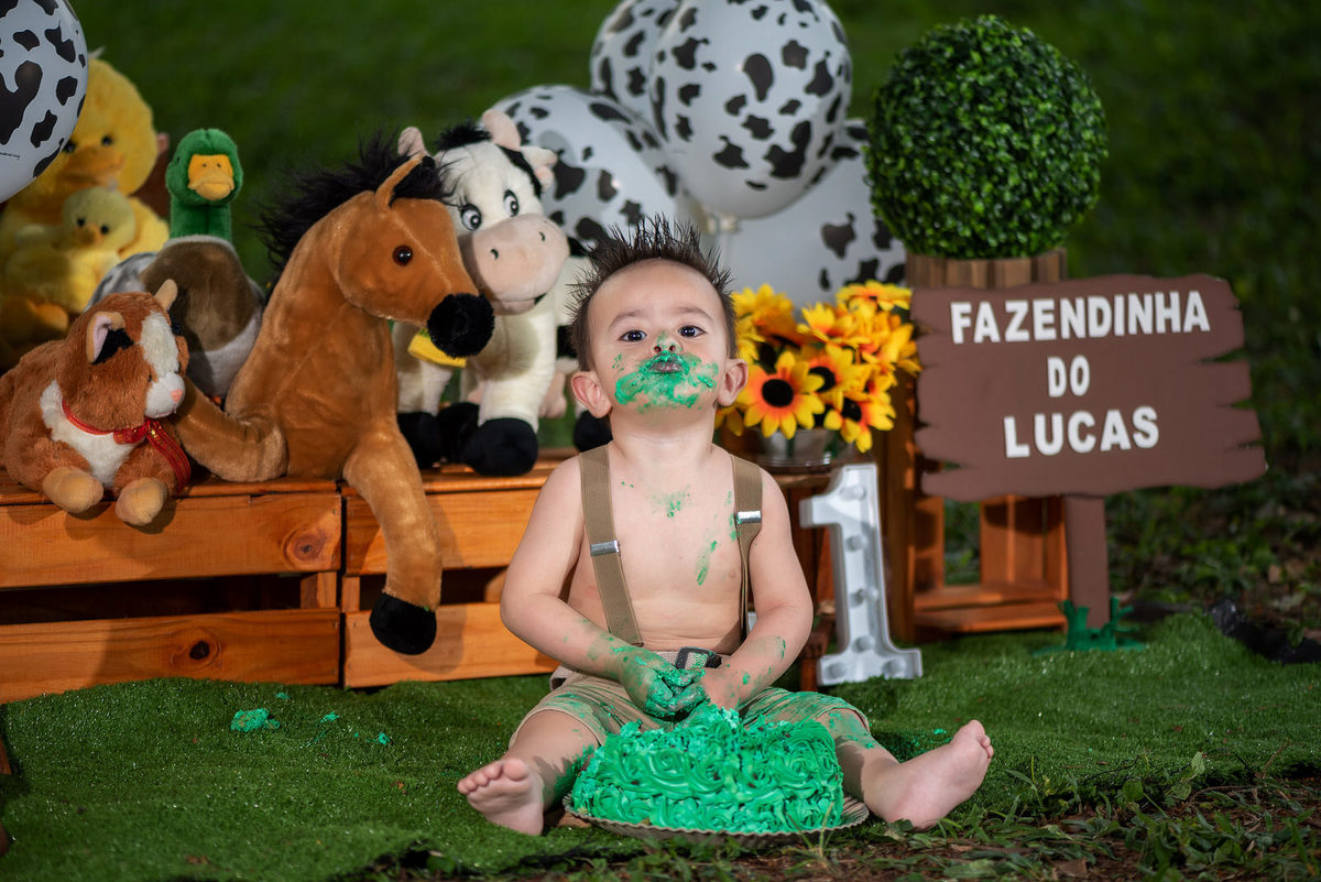 criança brincando com bolo no chao em itanhandu