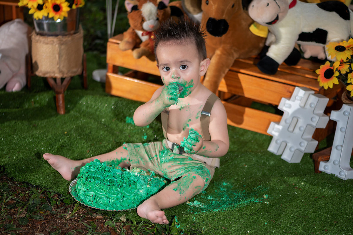 criança brincando com bolo no chao em itanhandu