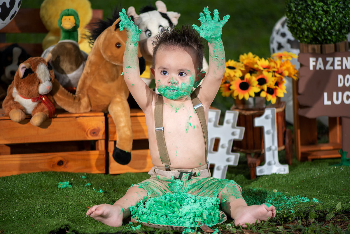 criança brincando com bolo no chao em itanhandu