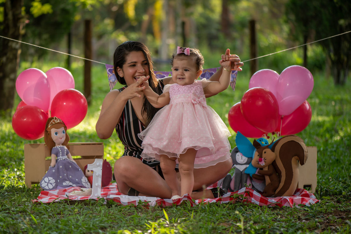 Criança se divertindo com a mamãe em Itanhandu