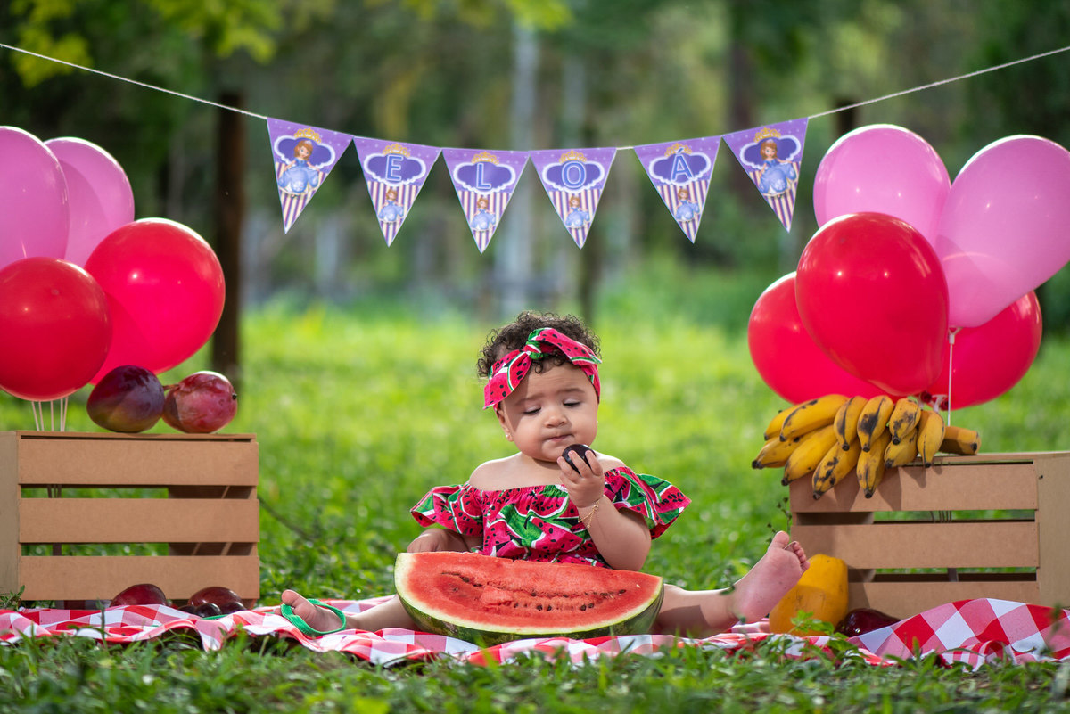 retrato de familia brincando com fruta