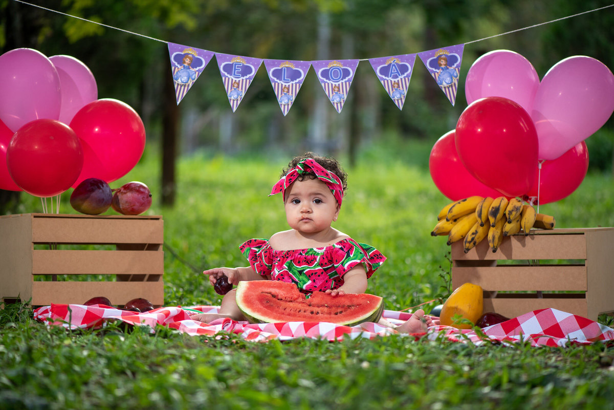 retrato de familia brincando com fruta