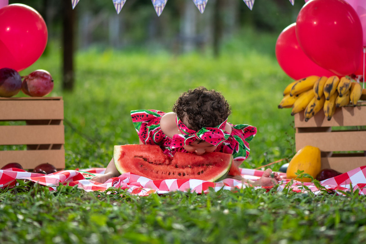 retrato de familia brincando com fruta no final da tarde