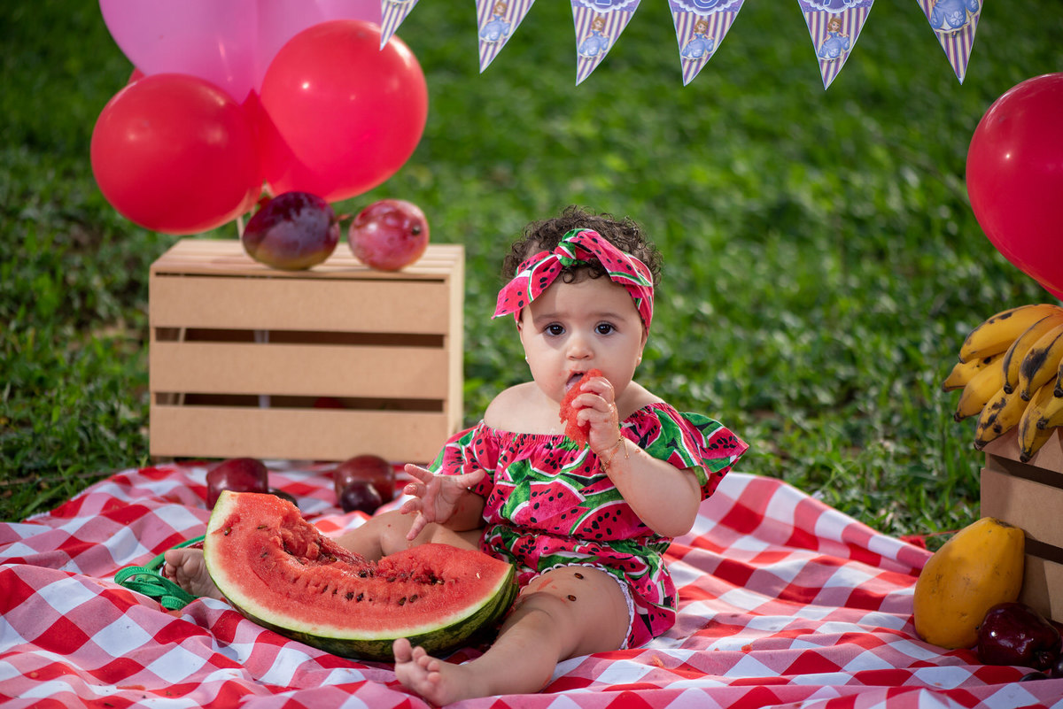 criança comendo melancia