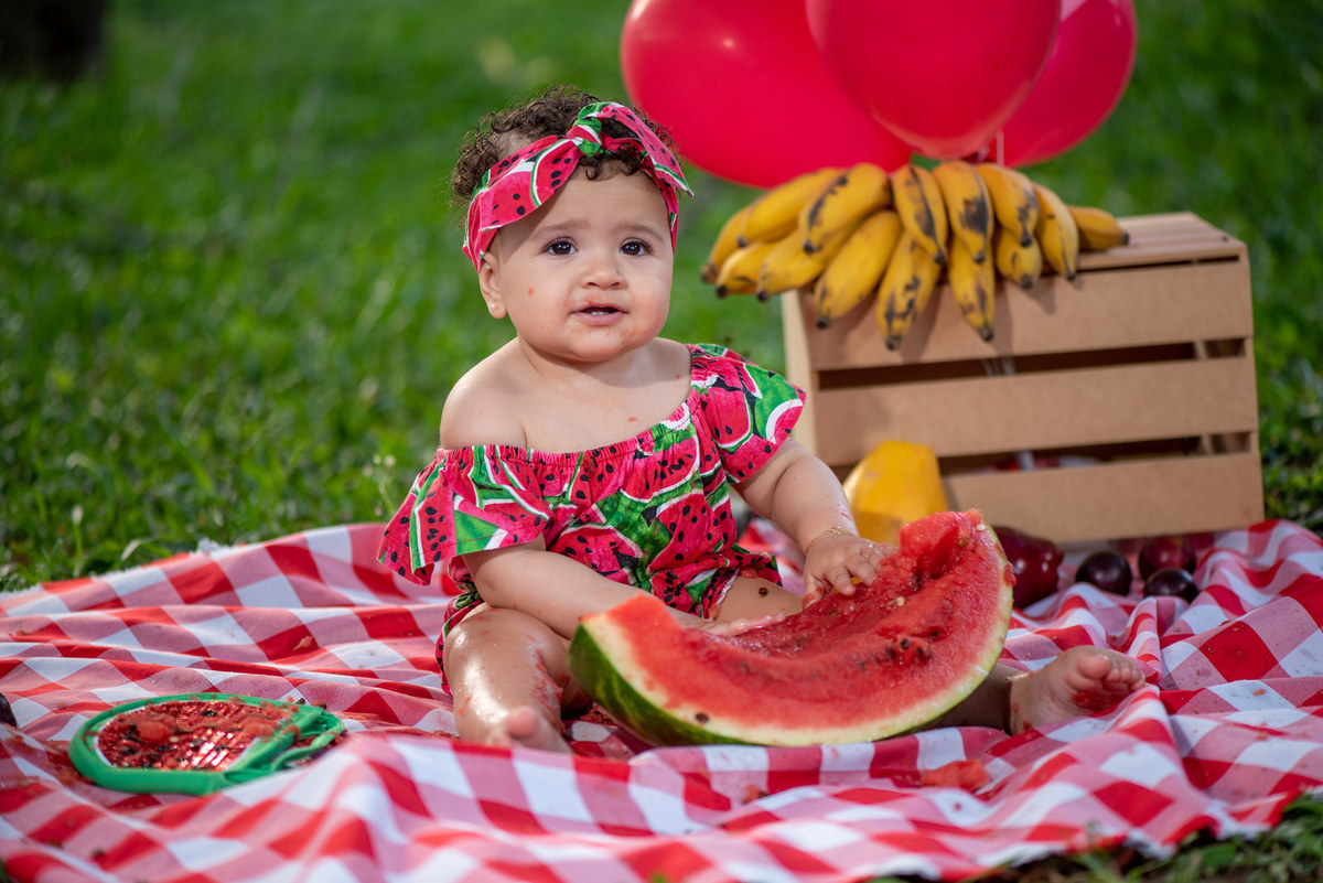 criança comendo melancia