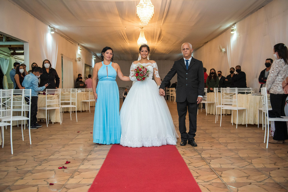 noiva entrando com os pais para casar - passa quatro