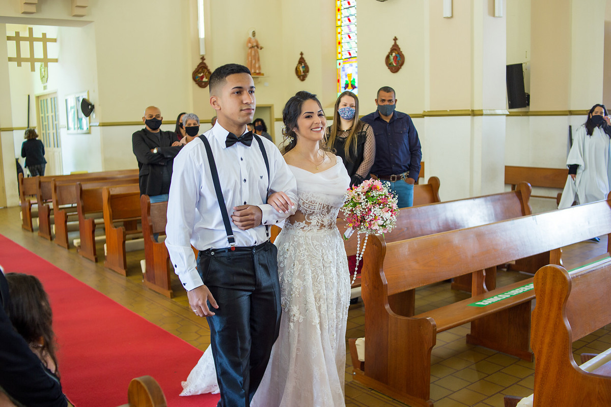 noiva entrando na igreja