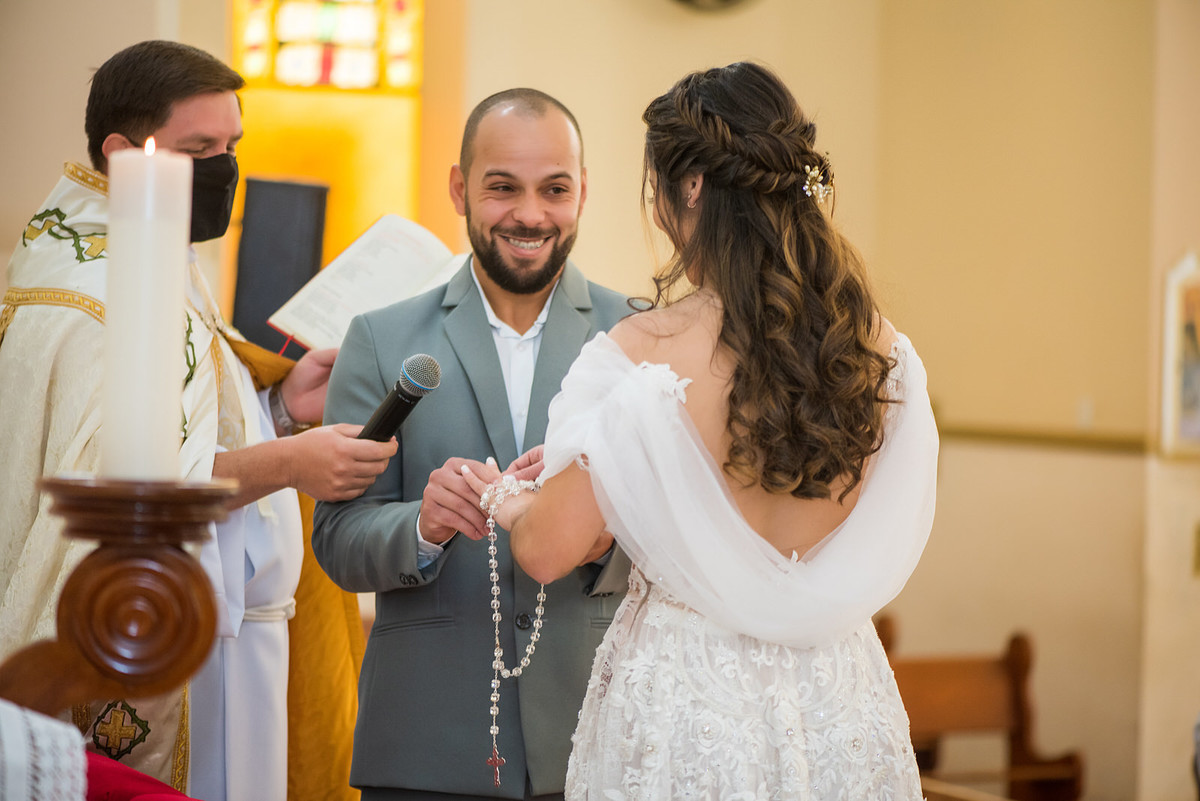 noiva aliança na igreja