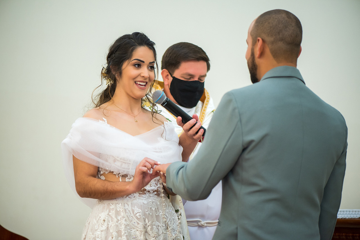 noiva aliança na igreja