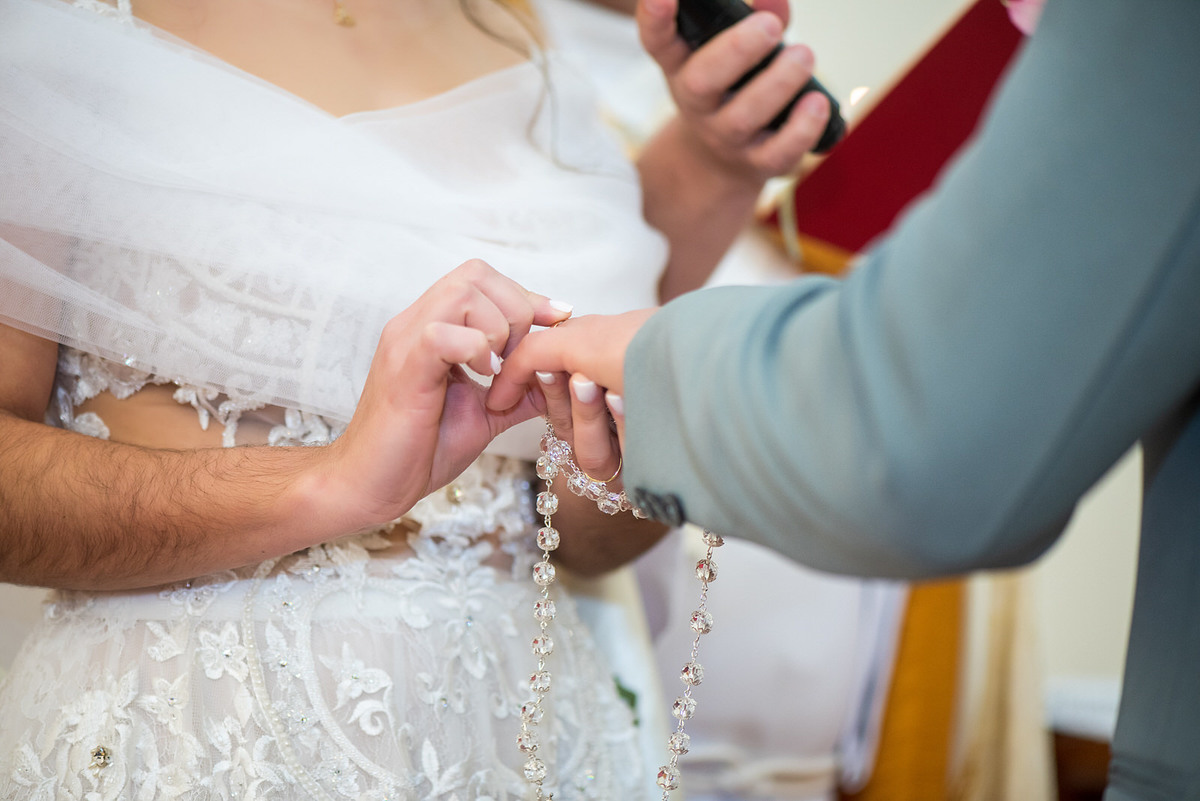 noiva aliança na igreja