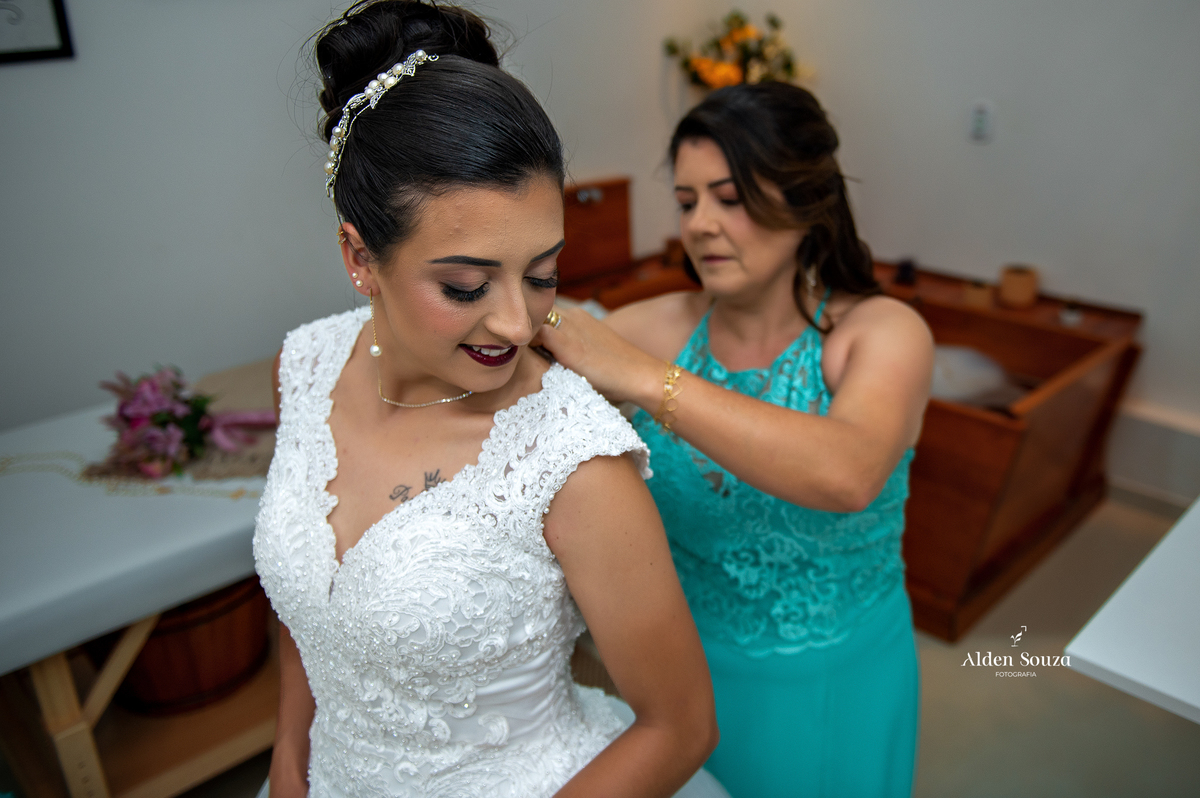 noiva colocando a roupa