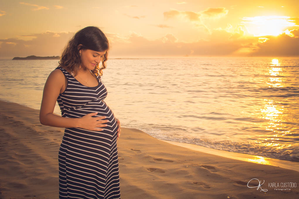 GESTAÇÃO GESTANTE PRAIA SOL MAR EXTERNA ENSAIO AMOR COMPANHEIRISMO FILHOS FILHA MÃE PAI AMOR PARCERIA CONFIANÇA