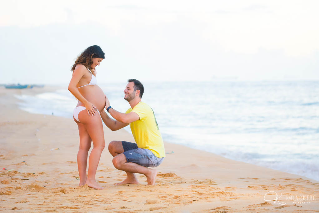 GESTAÇÃO GESTANTE PRAIA SOL MAR EXTERNA ENSAIO AMOR COMPANHEIRISMO FILHOS FILHA MÃE PAI AMOR PARCERIA CONFIANÇA