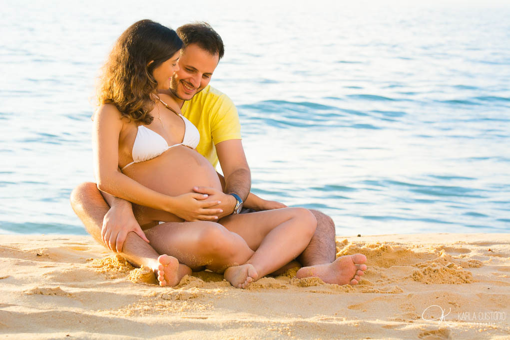 GESTAÇÃO GESTANTE PRAIA SOL MAR EXTERNA ENSAIO AMOR COMPANHEIRISMO FILHOS FILHA MÃE PAI AMOR PARCERIA CONFIANÇA