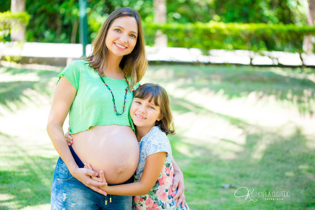 GESTAÇÃO GESTANTE PARQUE SOL  EXTERNA ENSAIO AMOR COMPANHEIRISMO FILHOS FILHA MÃE PAI AMOR PARCERIA CONFIANÇA 