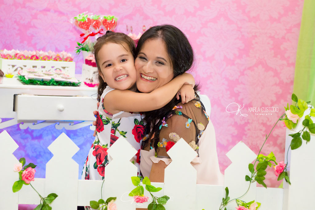 festa infantil, decoração. menina, irmãs, moranguinho, moranguinho-baby, rosa, vermelho,  colorido, cores, diversão, aniversário, vitória-es, família, mãe