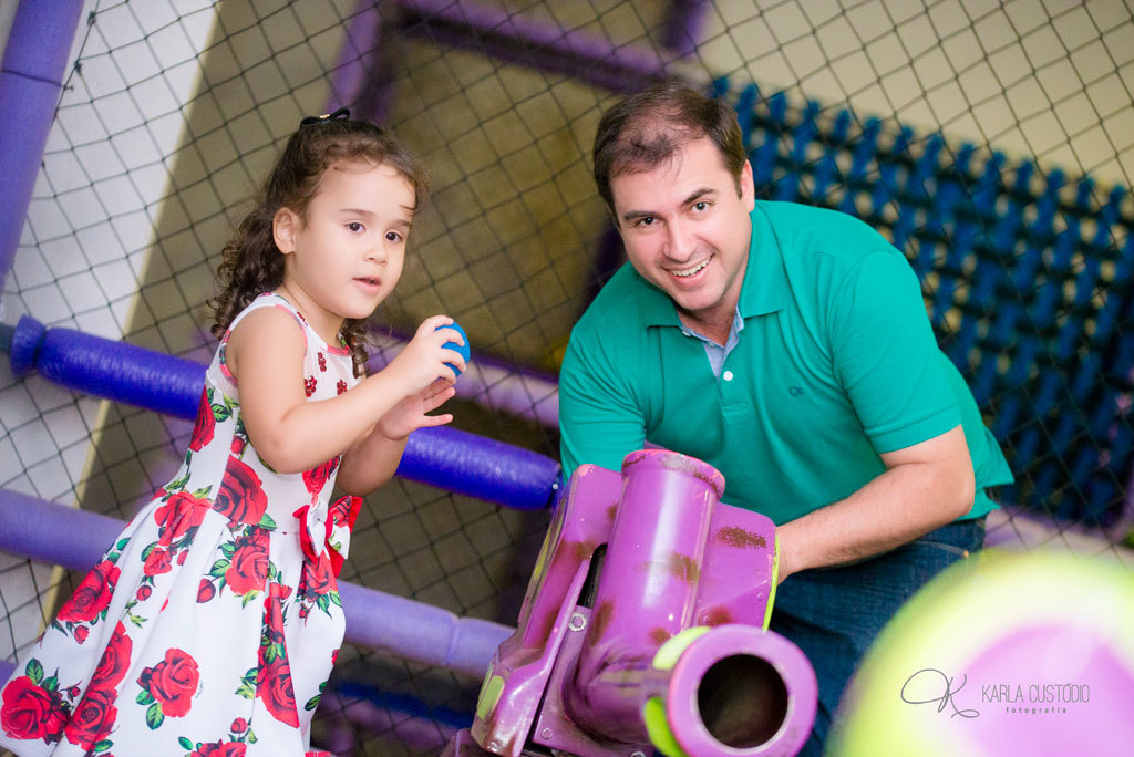 festa infantil, decoração. menina, irmãs, moranguinho, moranguinho-baby, rosa, vermelho,  colorido, cores, diversão, aniversário, vitória-es, família, brincadeira,  pai