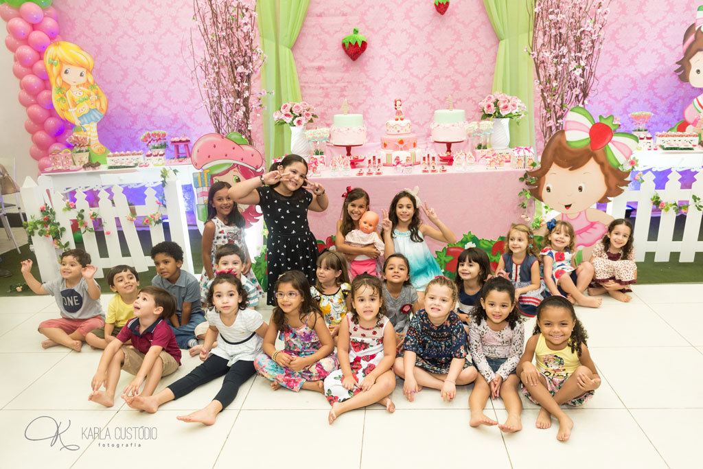 festa infantil, decoração. menina, irmãs, moranguinho, moranguinho-baby, rosa, vermelho,  colorido, cores, diversão, aniversário, vitória-es, família, brincadeira,  crianças