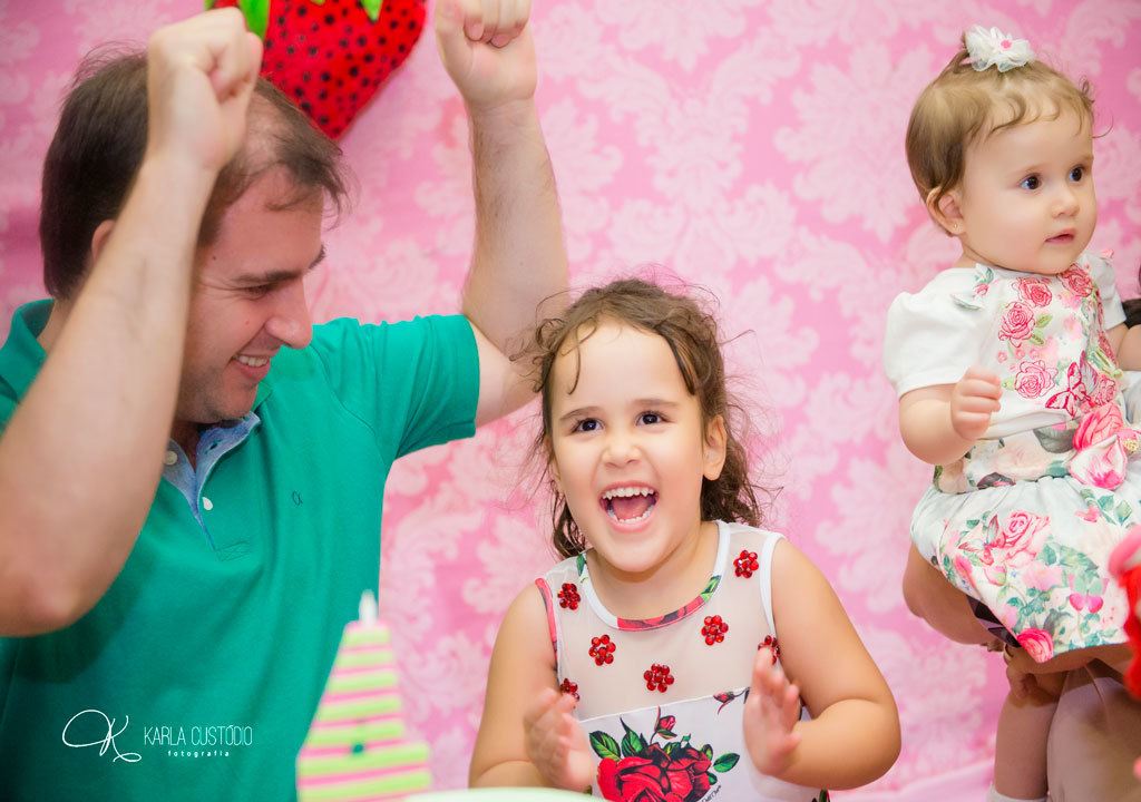 festa infantil, decoração. menina, irmãs, moranguinho, moranguinho-baby, rosa, vermelho,  colorido, cores, diversão, aniversário, vitória-es, família, brincadeira, ,pai
