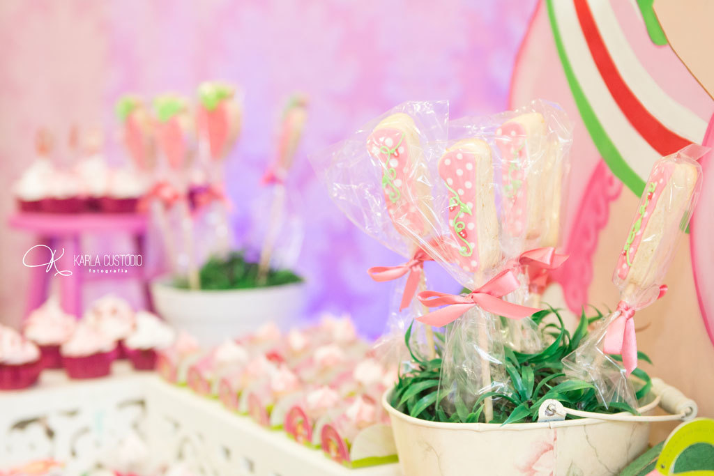 festa infantil, decoração. menina, irmãs, moranguinho, moranguinho-baby, rosa, vermelho,  colorido, cores, diversão, aniversário, vitória-es, pirulito