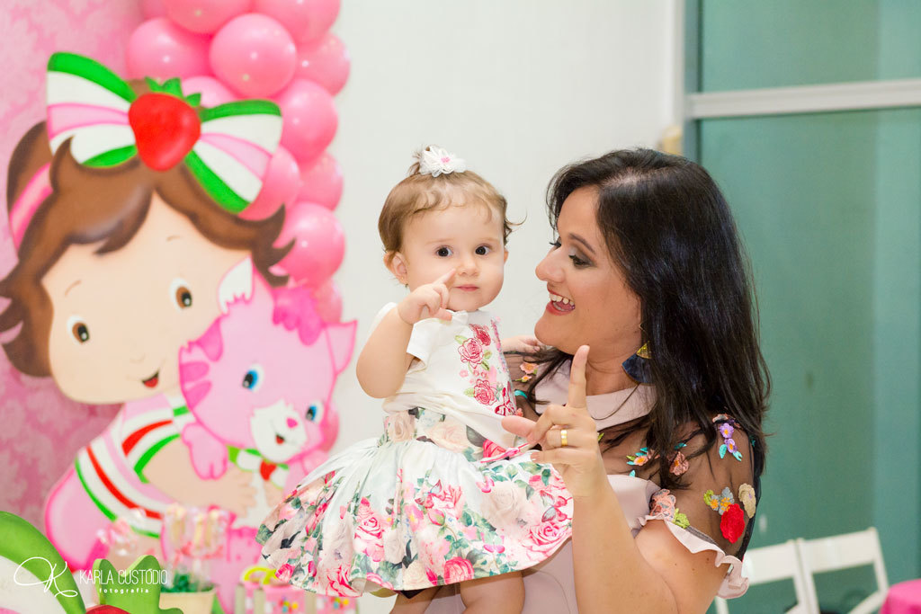 festa infantil, decoração. menina, irmãs, moranguinho, moranguinho-baby, rosa, vermelho,  colorido, cores, diversão, aniversário, vitória-es, família, mãe