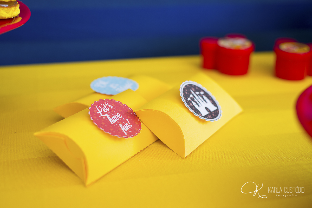 aniversário infantil, decoração, Mickey Mouse, azul, amarelo, vermelho, doce, mesa de doce, 