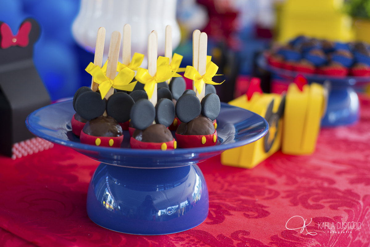 aniversário infantil, decoração, Mickey Mouse, azul, amarelo, vermelho, doce, mesa de doce, 