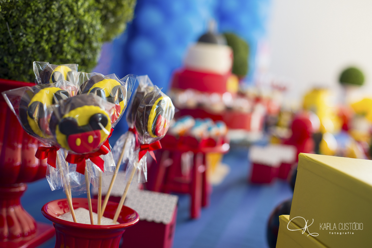 aniversário infantil, decoração, Mickey Mouse, azul, amarelo, vermelho, doce, mesa de doce, pirulito