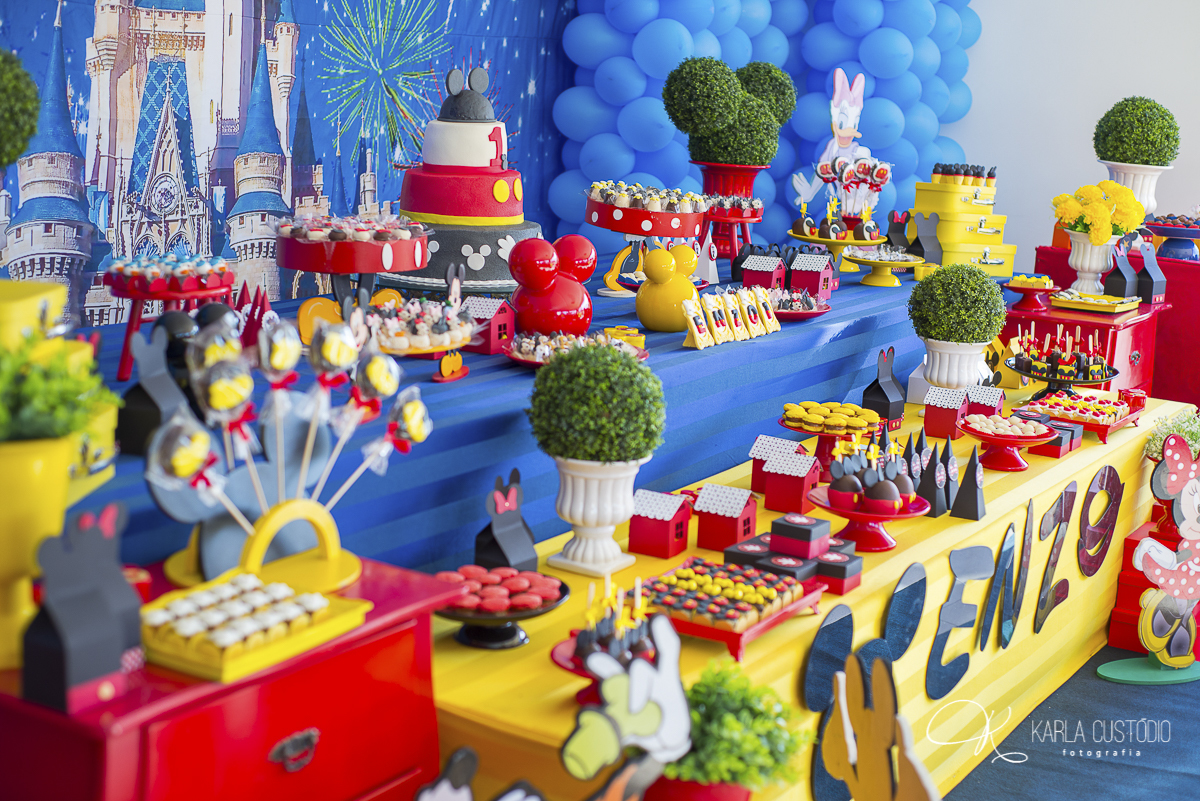 aniversário infantil, decoração, Mickey Mouse, azul, amarelo, vermelho, doce, mesa de doce, 