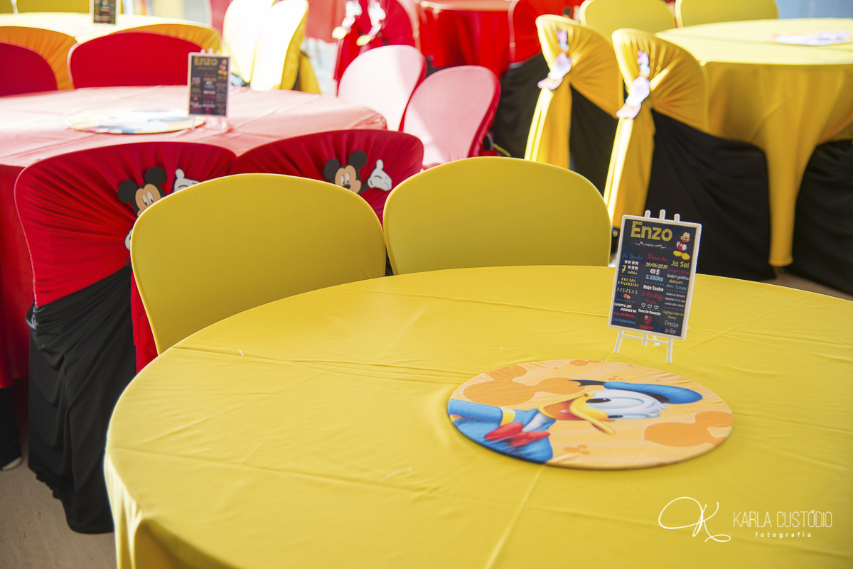 aniversário infantil, decoração, Mickey Mouse, azul, amarelo, vermelho, doce, mesa de doce, mesas, cobre mesa, almofadas, balões, sofá