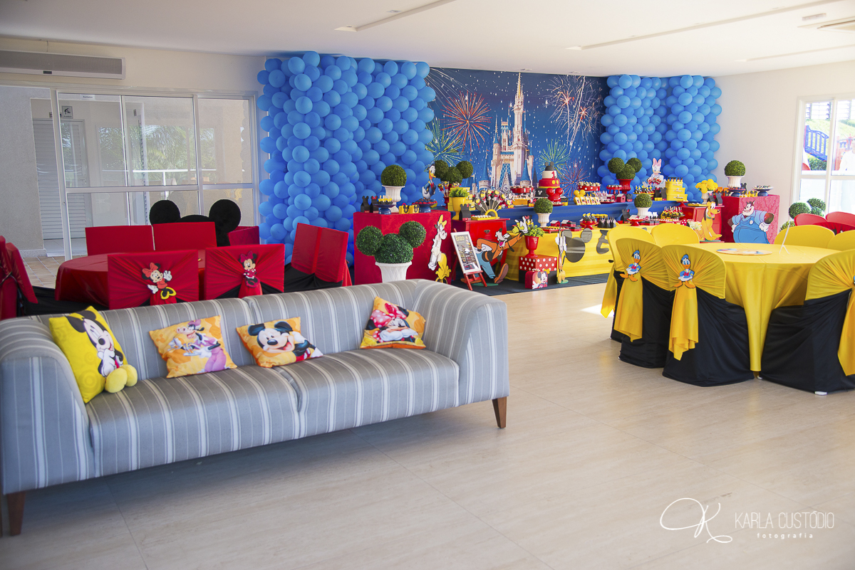aniversário infantil, decoração, Mickey Mouse, azul, amarelo, vermelho, doce, mesa de doce, mesas, cobre mesa, almofadas, balões, sofá