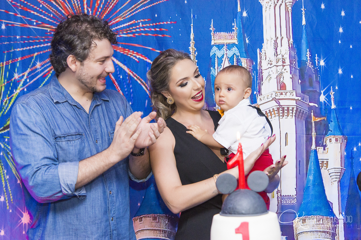 aniversário infantil, decoração, Mickey Mouse, azul, amarelo, vermelho, doce, mesa de doce, menino, mãe, pai e filho, festa infantil, sonho, roupa do Mickey