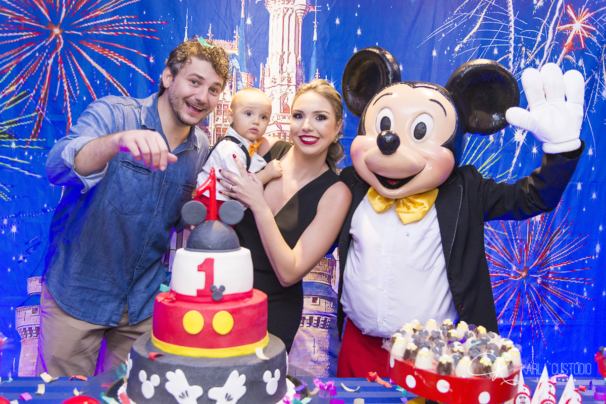 aniversário infantil, decoração, Mickey Mouse, azul, amarelo, vermelho, doce, mesa de doce, menino, mãe, pai e filho, festa infantil, sonho, roupa do Mickey, personagem vivo