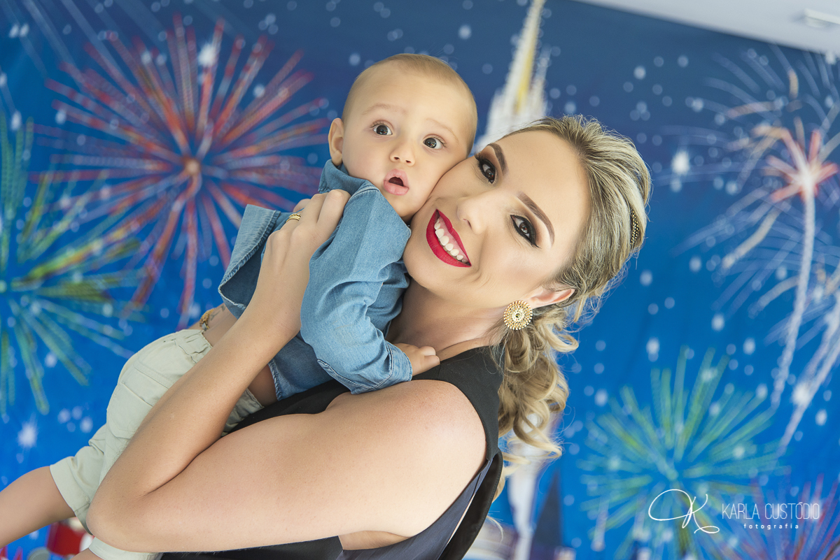 aniversário infantil, decoração, Mickey Mouse, azul, amarelo, vermelho, doce, mesa de doce, menino, mãe, mãe e filho, festa infantil, sonho