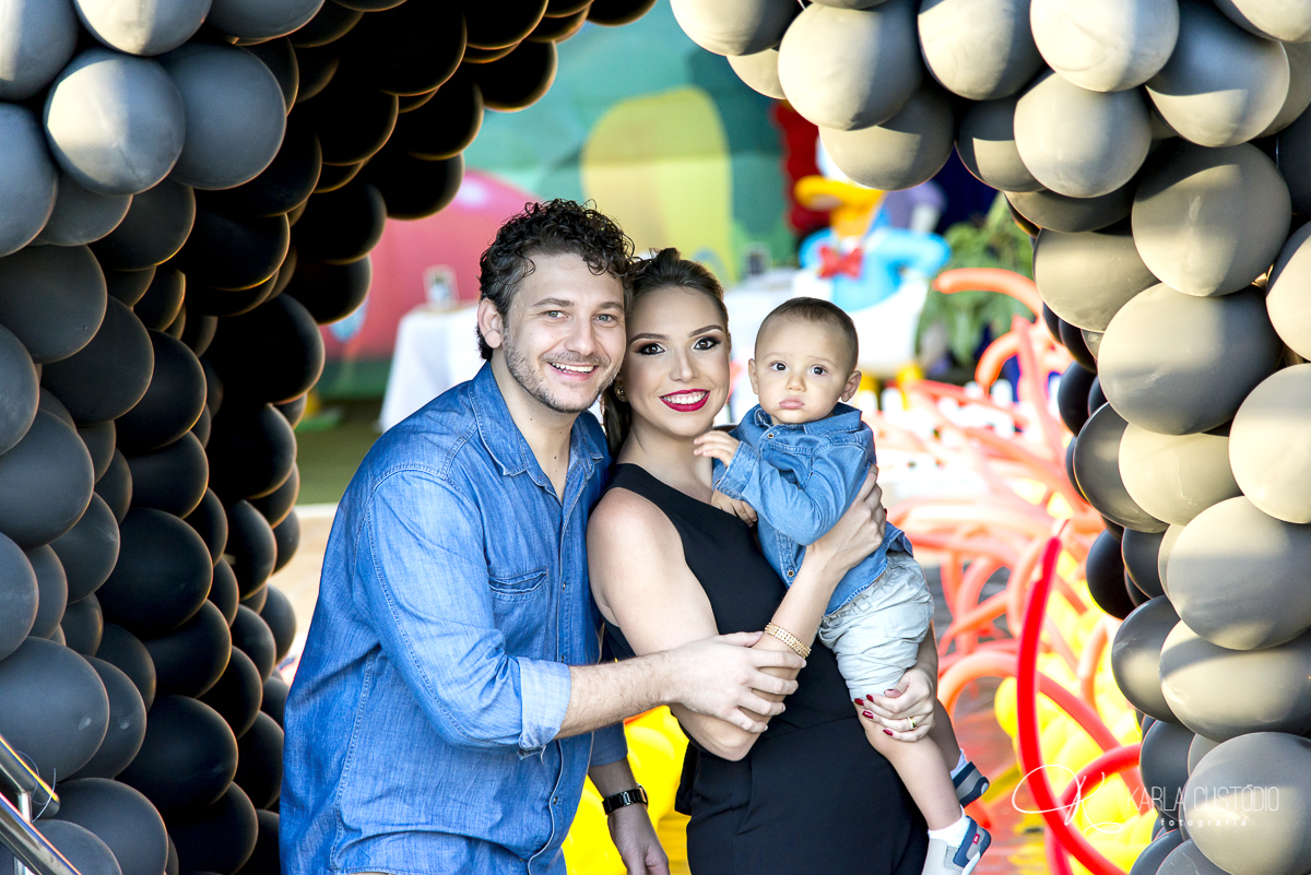 aniversário infantil, decoração, Mickey Mouse, azul, amarelo, vermelho, doce, mesa de doce, menino, mãe, pai e filho, festa infantil, sonho
