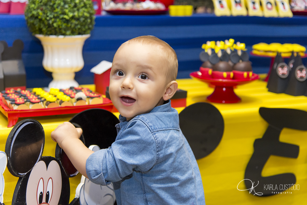 aniversário infantil, decoração, Mickey Mouse, azul, amarelo, vermelho, doce, mesa de doce, menino, filho, festa infantil, sonho, 