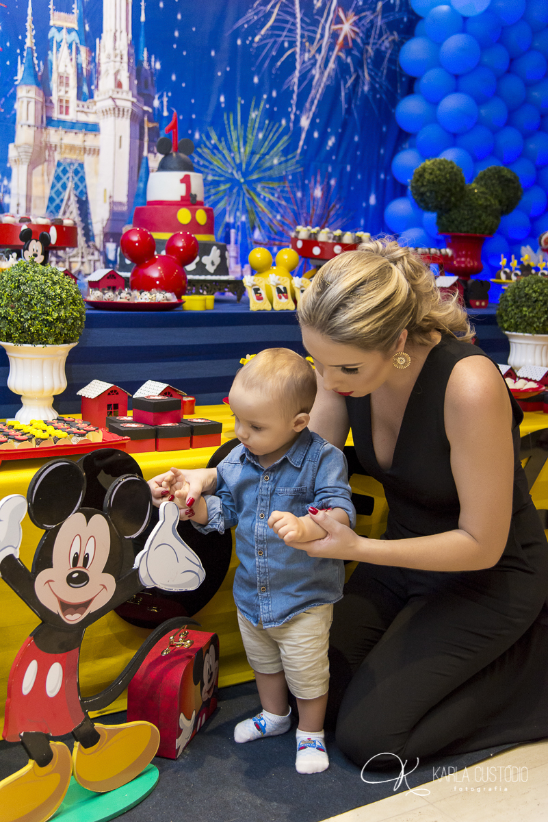 aniversário infantil, decoração, Mickey Mouse, azul, amarelo, vermelho, doce, mesa de doce, menino, mãe,  filho, festa infantil, sonho