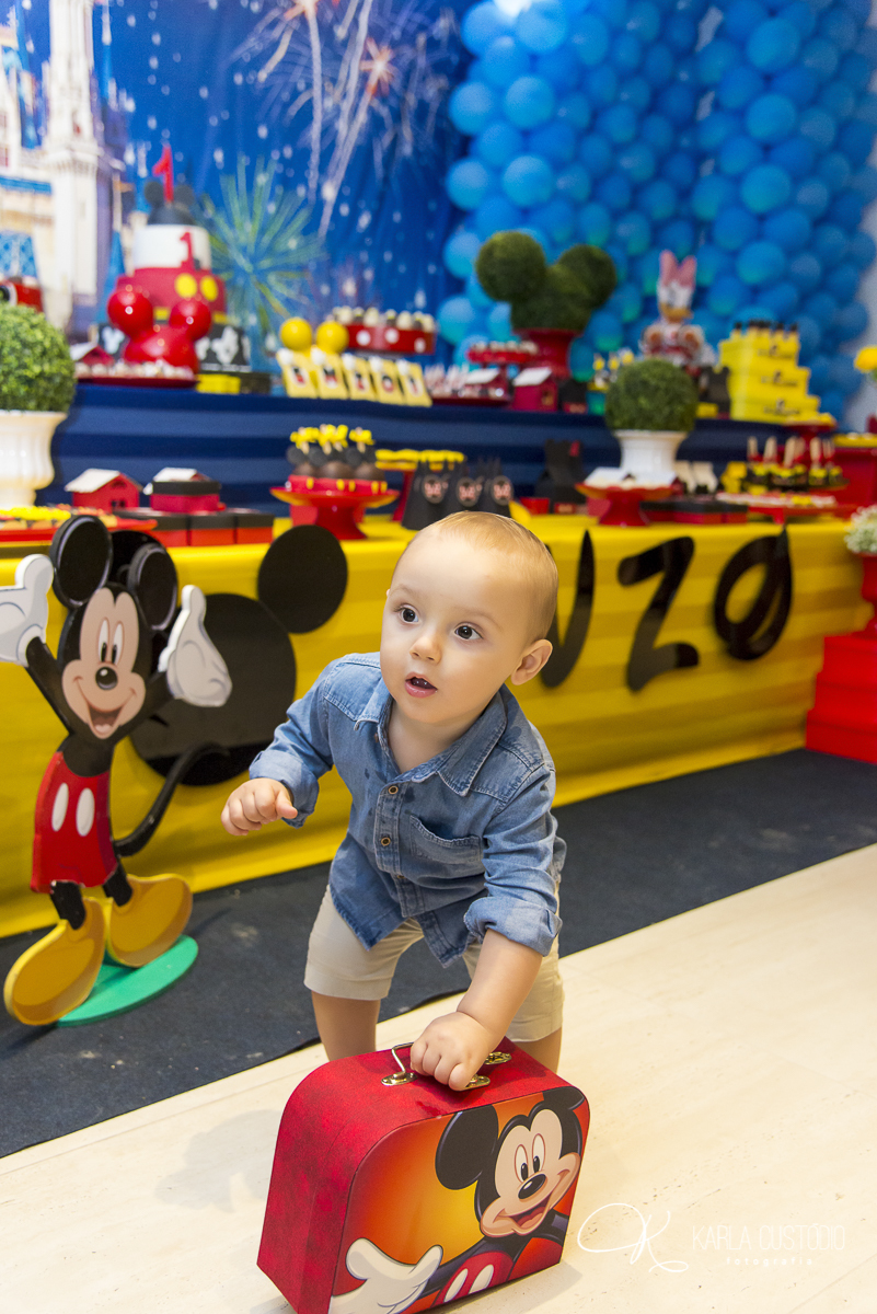 aniversário infantil, decoração, Mickey Mouse, azul, amarelo, vermelho, doce, mesa de doce, menino, filho, festa infantil, sonho, roupa do Mickey, personagens vivos