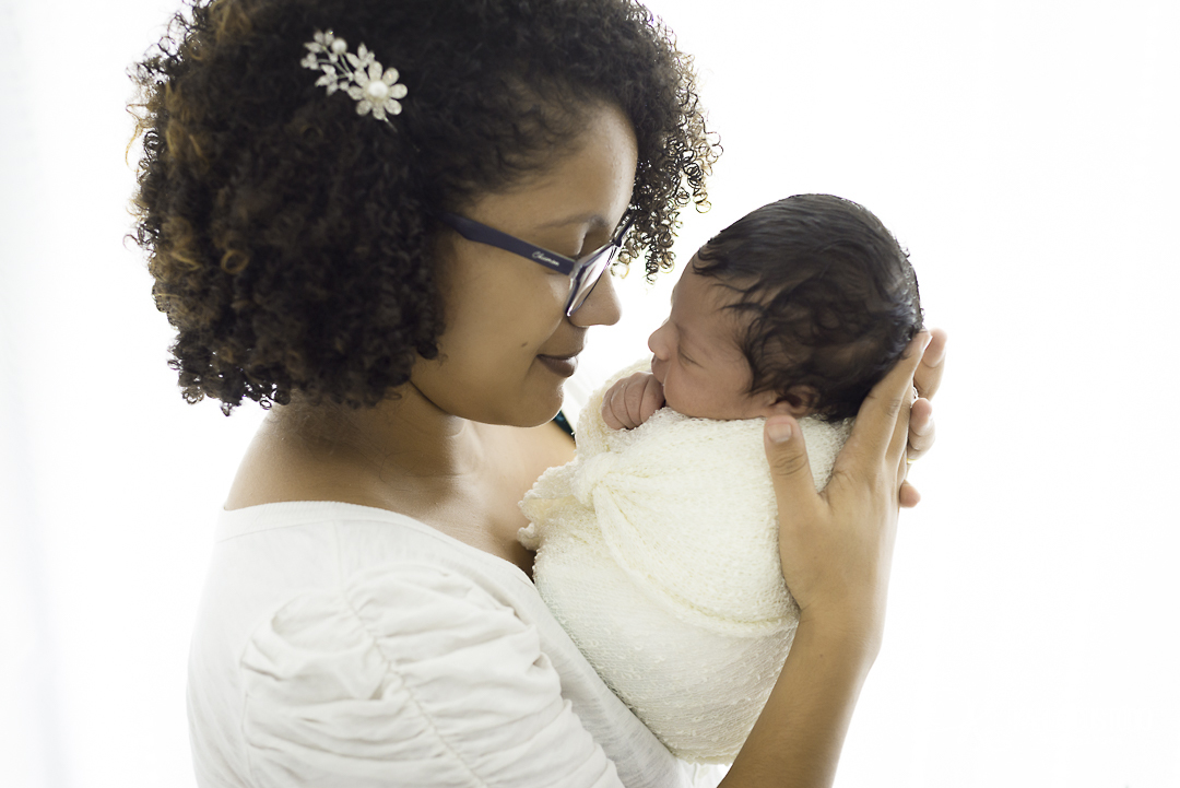 newborn, menino, saco de batata, wrap, branco, mãe, filho, gorro, pijama, bebê, recém nascido, capixaba