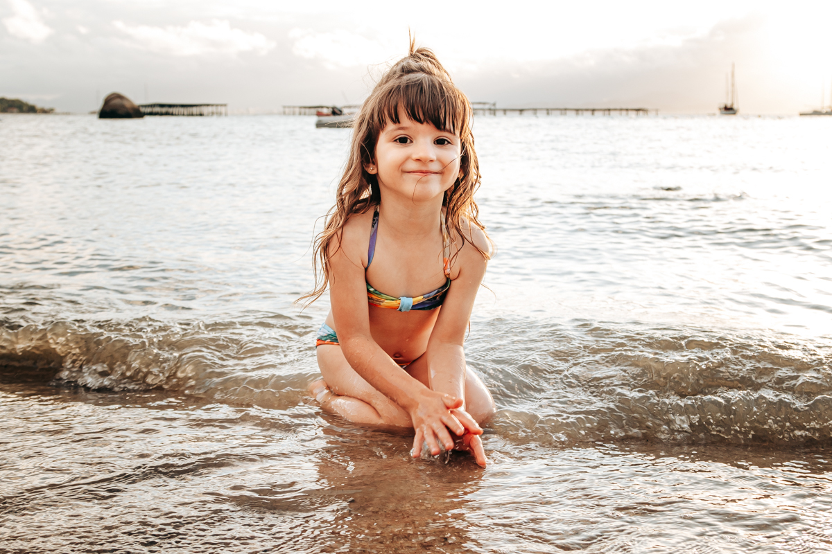 Fotografia de familia infantil fotografa grande florianopolis são josé palhoça especializada em infantil e familia parque e praia silhueta ensaio book foto criança se divertindo natural leve brincar diversão