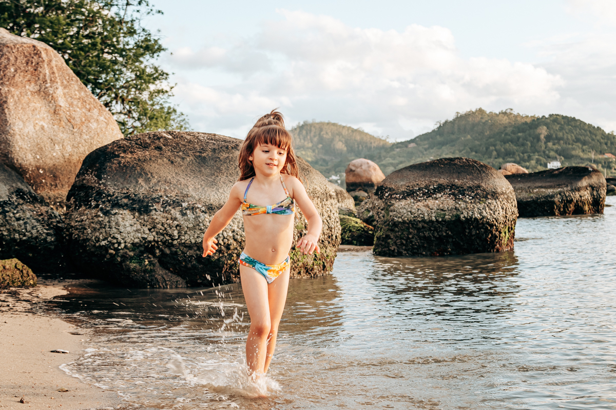 Fotografia de familia infantil fotografa grande florianopolis são josé palhoça especializada em infantil e familia parque e praia silhueta ensaio book foto criança se divertindo natural leve brincar diversão