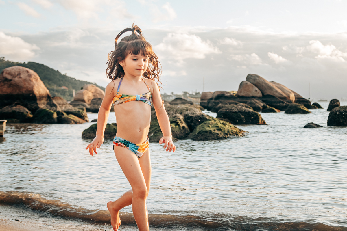 Fotografia de familia infantil fotografa grande florianopolis são josé palhoça especializada em infantil e familia parque e praia silhueta ensaio book foto criança se divertindo natural leve brincar diversão