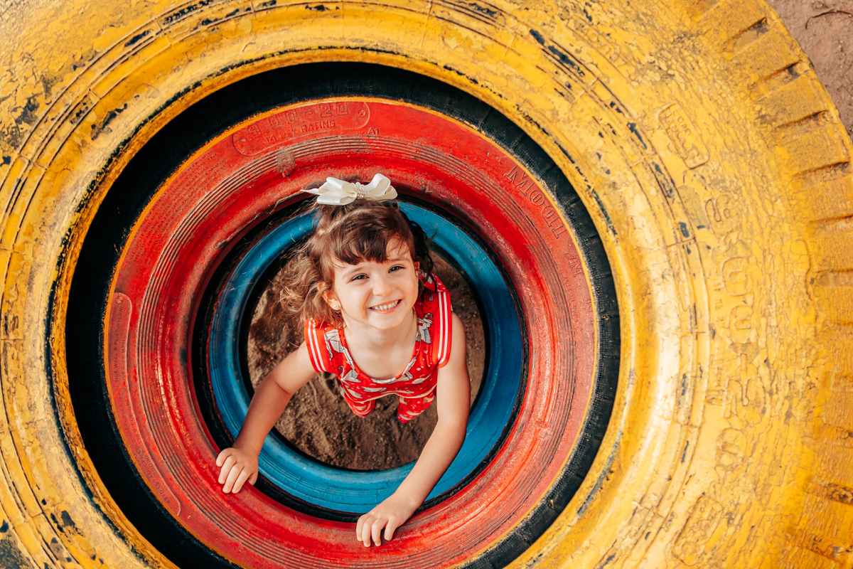 Fotografia de familia infantil fotografa grande florianopolis são josé palhoça especializada em infantil e familia parque e praia silhueta ensaio book foto criança se divertindo natural leve brincar diversão
