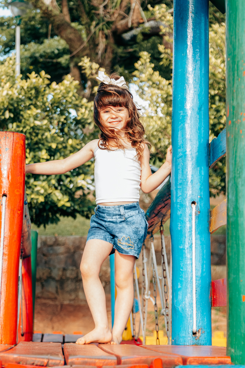 Fotografia de familia infantil fotografa grande florianopolis são josé palhoça especializada em infantil e familia parque e praia silhueta ensaio book foto criança se divertindo natural leve brincar diversão