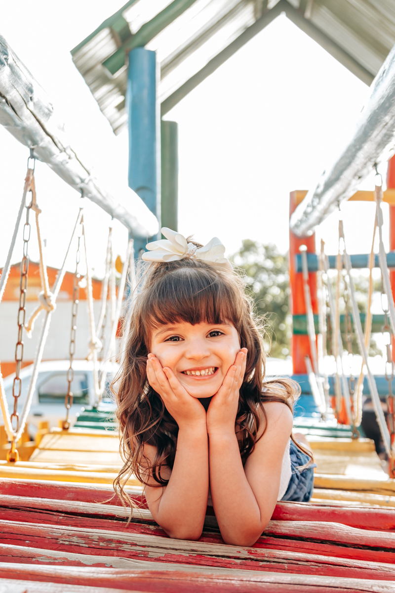 Fotografia de familia infantil fotografa grande florianopolis são josé palhoça especializada em infantil e familia parque e praia silhueta ensaio book foto criança se divertindo natural leve brincar diversão