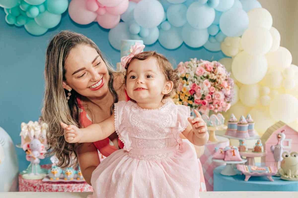 Aniversário infantil decoração luxo galinha pintadinha 1 ano em palhoça florianopolis sc scotti produções fotografa thayane peters fotografia especializada em familias doces personalizados